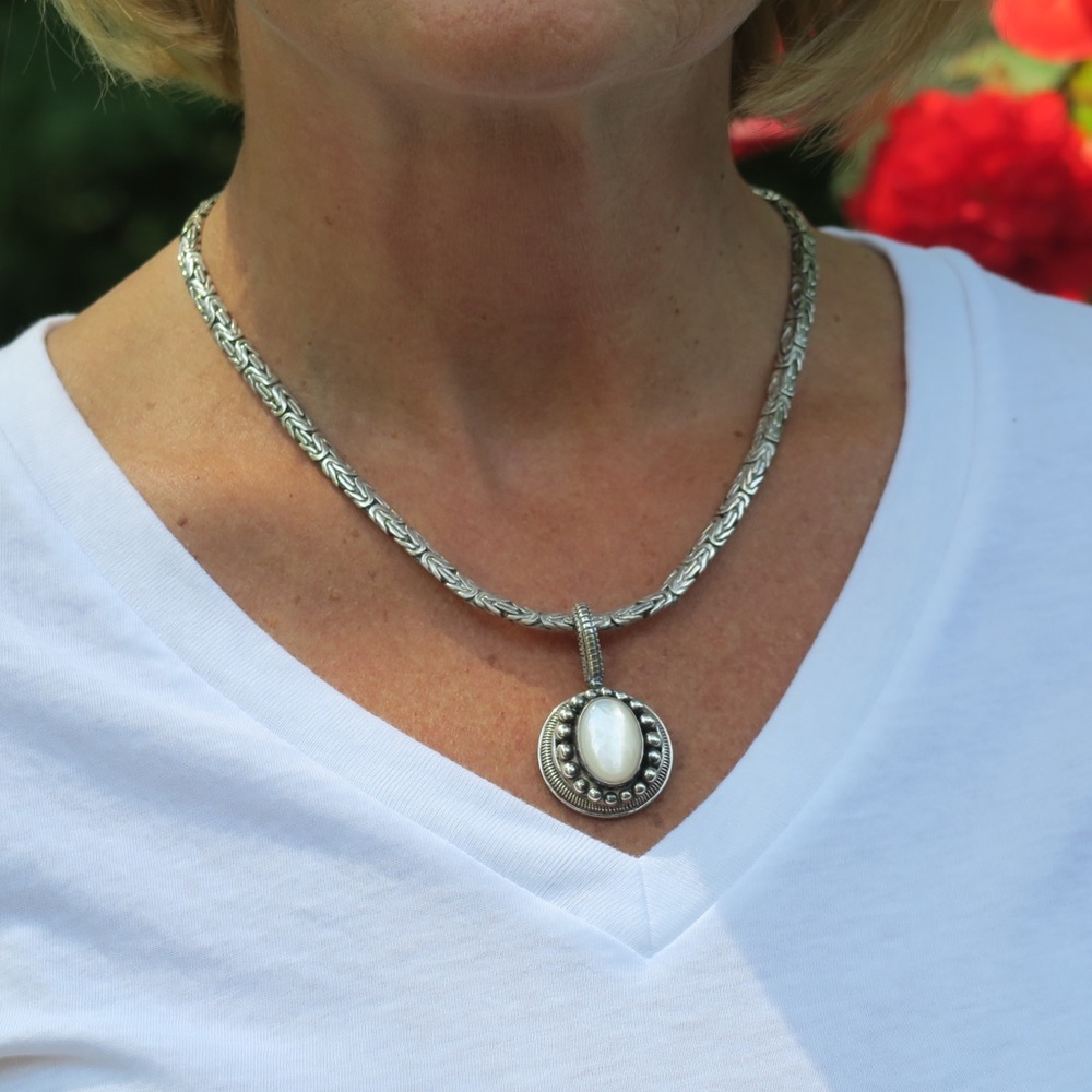 Stunning Faux White Pearl/Onyx Necklace